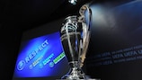 O troféu da UEFA Champions League fotografado antes do sorteio da terceira pré-eliminatória de 2011/12