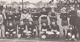 El equipo del Crusaders en 1973, con Liam Beckett en el extremo derecho de la primera fila