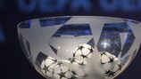 Des boules dans un chapeau pour le tirage au sort de l'UEFA Champions League