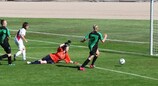 La jugadora del Rayo Vallecano Saray García dispara a la portería del Peamount United