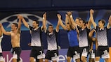 Os jogadores do Dínamo Zagreb recebem os aplausos após a vitória folgada sobre o Malmö
