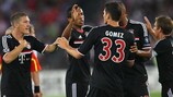 Mario Gomez es felicitado tras marcar su gol