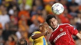 El jugador del APOEL William Boaventura pugna un balón con Tsvetan Genkov del Wisla
