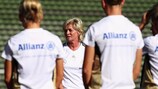 Наставник сборной Германии Сильвия Найд проводит тренировку