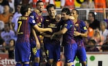 Cesc Fàbregas é felicitado pelos colegas do Barcelona depois de fazer o empate no Mestalla