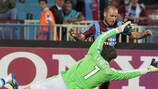 O guardião do Lille, Mickaël Landreau, nega o golo a Serkan Balcı