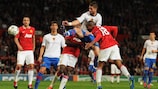 Ashley Young eleva-se para fazer de cabeça o golo do empate do United, num jogo extraordinário em Old Trafford