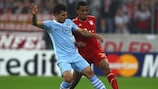 Sergio Agüero lucha con el jugador del Bayern Luiz Gustavo