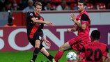 Lars Bender remata para o primeiro golo do Leverkusen