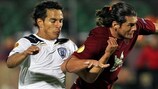 Diego Arias, do PAOK, disputa a bola com Nelson Valdez