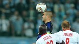 Filip Šebo e Ibrahim Sekagya luchan por el balón