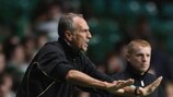 O treinador da Udinese, Francesco Guidolin, dá orientações à equipa durante o jogo com o Celtic, enquanto Neil Lennon observa a partida