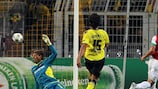 Robin van Persie supera a Roman Weidenfeller para marcar el primer gol del Arsenal ante el Dortmund