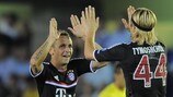 Rafinha festeja com Anatoliy Tymoshchuk o triunfo do Bayern no terreno do Villarreal