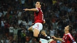 Zlatan Ibrahimović festeja o golo de grande penalidade