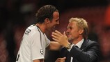 Marco Streller e Thorsten Fink festejam o surpreendente empate do Basileia em Old Trafford