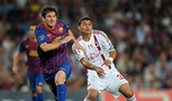 Thiago Silva tenta travar Lionel Messi no Camp Nou