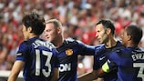 Os jogadores do United festejam o golo do empate de Ryan Giggs frente ao Benfica, em Setembro