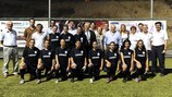 Membres de l'UEFA et de la KOP/CFA entourés des joueuses de l'Apollon Limassol