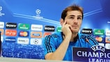 Iker Casillas fala antes do jogo com o Lyon