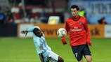 Javier Pastore se marcha de Karim Guédé en el encuentro entre Slovan y PSG
