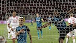 Georginio Wijnaldum celebra su gol de penalti en el partido