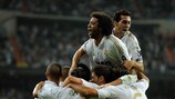 Los jugadores del Madrid celebran el 1-0 de Benzema