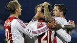 Die Spieler von Ajax bejubeln Derk Boerrigter nach seinem Treffer im Stadion Maksimir