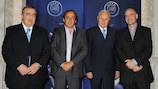 El vicepresidente de la Federación de Fútbol de San Marino Pier Luigi Ceccoli (izquierda) y el presidente Giorgio Crescentini (tercero por la izquierda) junto con el presidente de la UEFA Michel Platini y Gianni Infantino en la firma del estatuto