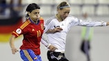La jugadora de España Sandra (izquierda) y Viola Odebrecht pelean un balón