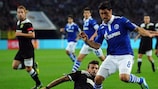 Ciprian Marica (FC Schalke 04) y Luke Dimech (AEK Larnaca FC) luchan por un balón
