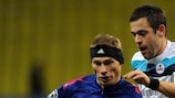 Aleksei Berezutski (PFC CSKA Moskva) y Joe Cole (LOSC Lille Métropole) luchan por un balón
