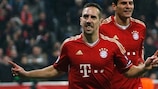 Franck Ribéry festeggia con Mario Gomez dopo aver firmato il primo gol del Bayern