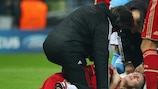 Bastian Schweinsteiger é assistido pela equipa médica