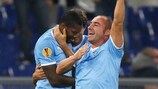 Cristian Brocchi (derecha) and Djibril Cissé celebran el tanto del centrocampista para dar la victoria a la Lazio frente al Zürich