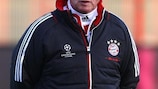 Jupp Heynckes oversees Bayern's Monday training session