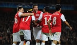 Robin van Persie marcó los dos goles del Arsenal, que se ha clasificado como primero del Grupo F