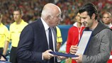 Luís Figo wurde vor dem Anstoß in Lissabon mit dem UEFA-Preis geehrt