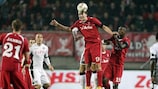 Twente's Luuk de Jong wins a header against Fulham