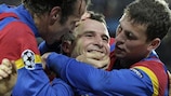 Marco Streller y Fabian Frei felicitan a Alexander Frei tras su gol ante el United