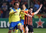 Henrik Mkhitaryan, del Shakhtar, pelea por la posesión con el jugador del APOEL Gustavo Manduca