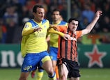 Shakhtar's Henrik Mkhitaryan muscles past APOEL's Gustavo Manduca