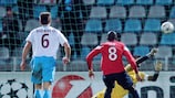 Trabzonspors Torwart Tolga Zengin pariert einen Schuss von Moussa Sow