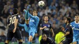 Danko Lazović afasta a bola e o perigo, uma constante no embate entre Zenit e FC Porto