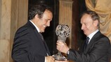Michel Platini recebe o troféu das mãos de Gianni Petrucci, presidente do Comité Olímpico Italiano