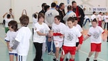 Cerca de 120 niños tomaron parte en las actividades delante del seleccionador búlgaro Lubo Penev