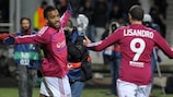 Alexandre Lacazette festeja o golo da vitória junto de Lisandro