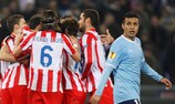A desilusão de Matuzalem enquanto os jogadores do Atlético celebram um dos golos da noite