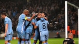 O Manchester City festeja depois de David Silva fazer o 3-0