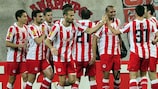 Rafik Djebbour (tercero por la derecha) es felicitado tras marcar el gol de la victoria